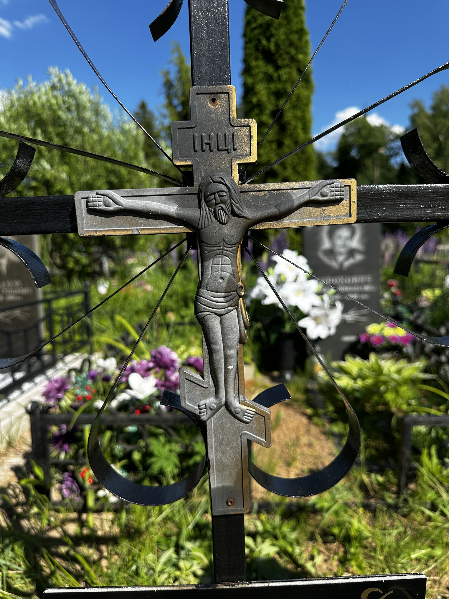 Потускневшее распятие и крест до покраски